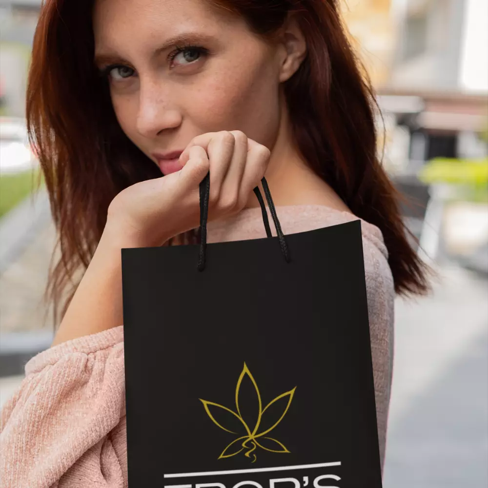 Femme-presente-marque-cbd-trop-s-cbd